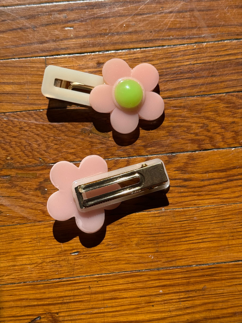 🌸 handmade pink daisy resin hair barrettes – set of 2