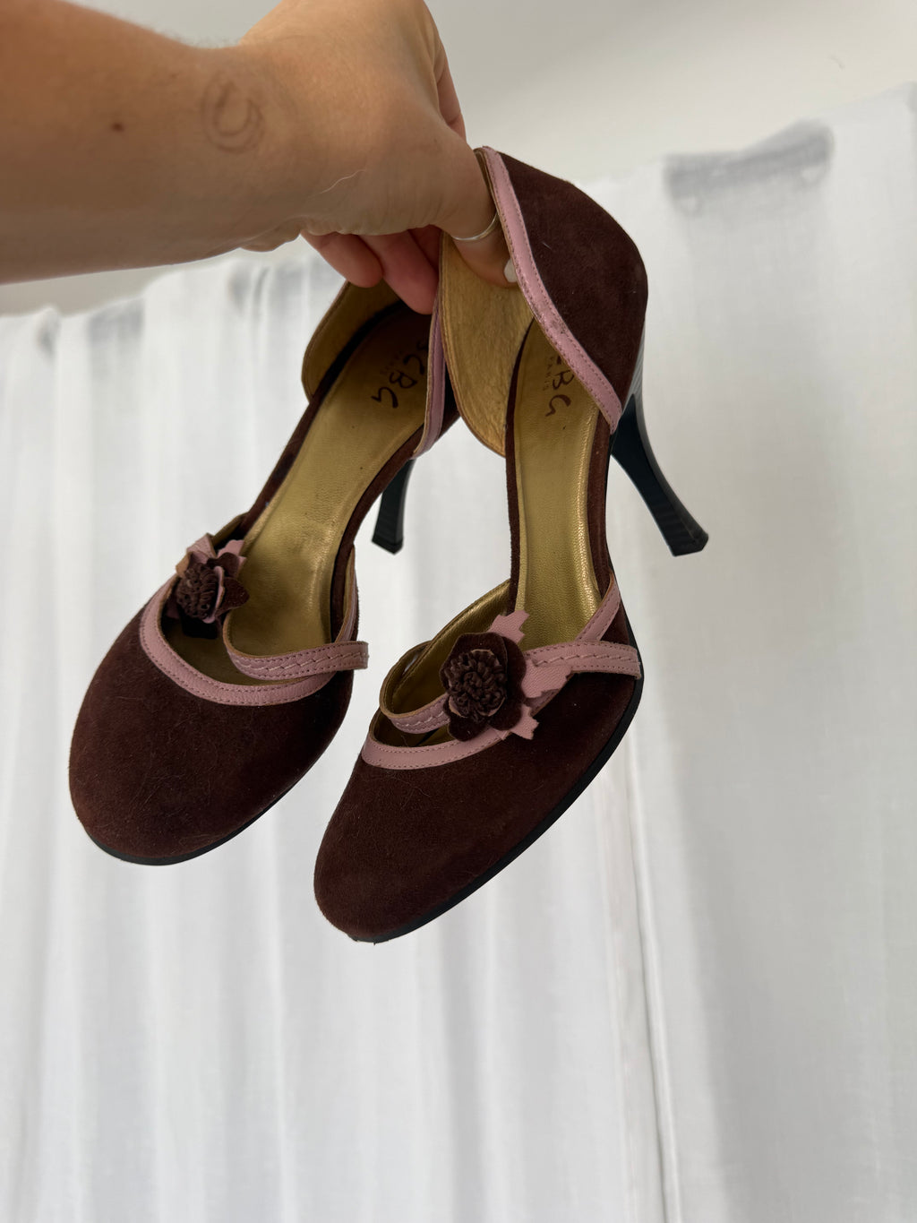 ✦ BCBG brown & pink floral mary jane heels ✦